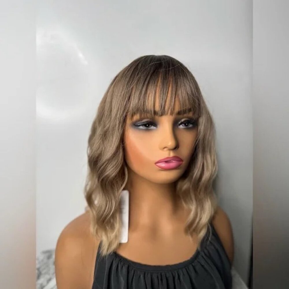 Stylish Ombre Brown Wavy Short Wig with Bangs - Natural Look - Picture 4 of 8